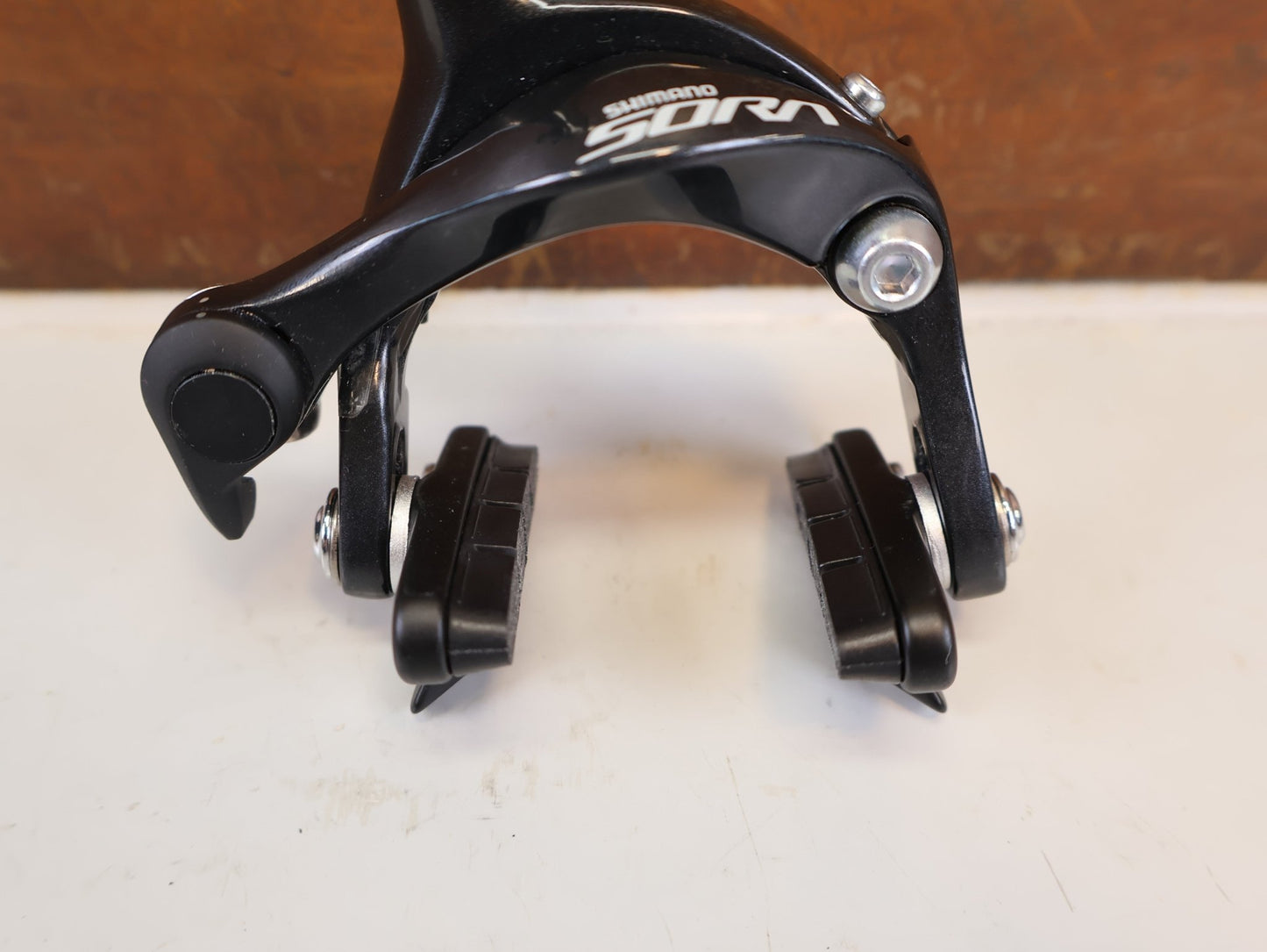 Bremse von Shimano, SHIMANO SORA BR R3000 BREMSE MIT 105 CARTRIDGE BREMSSCHUHEN vor USEDBIKES-OB.DE Hintergrund