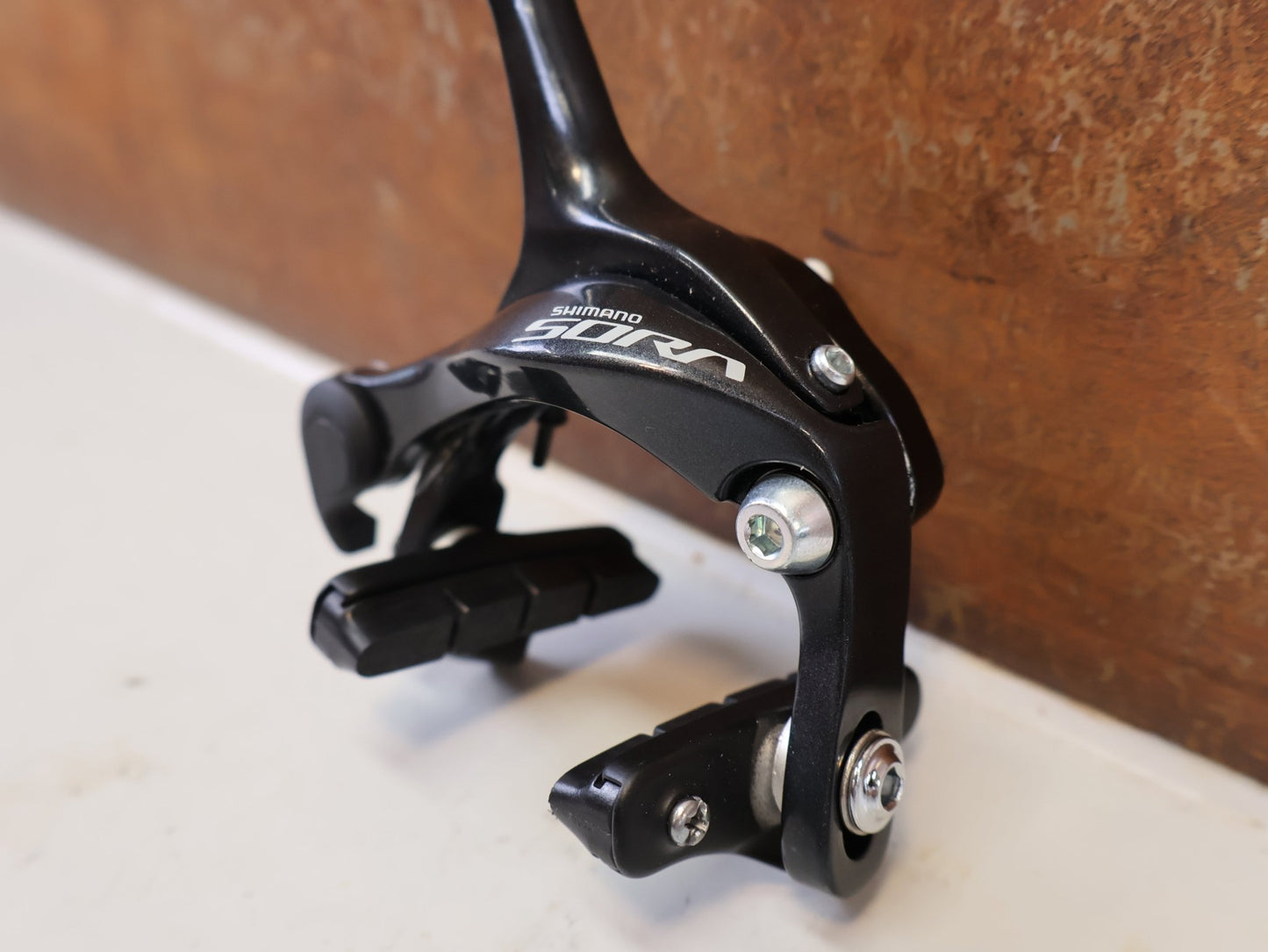 Bremse von Shimano, SHIMANO SORA BR R3000 BREMSE MIT 105 CARTRIDGE BREMSSCHUHEN vor USEDBIKES-OB.DE Hintergrund