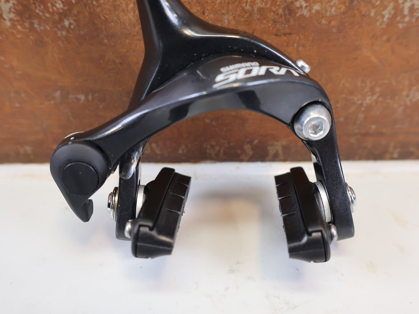 Bremse von Shimano, SHIMANO SORA BR R3000 BREMSE MIT 105 CARTRIDGE BREMSSCHUHEN vor USEDBIKES-OB.DE Hintergrund
