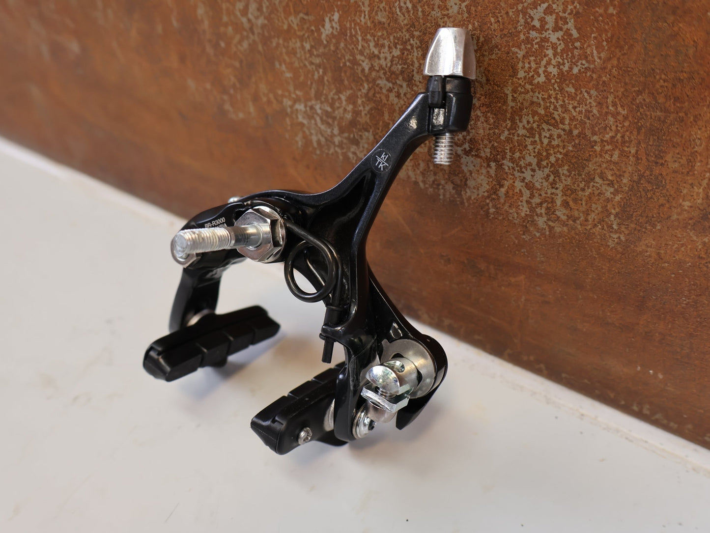 Bremse von Shimano, SHIMANO SORA BR R3000 BREMSE MIT 105 CARTRIDGE BREMSSCHUHEN vor USEDBIKES-OB.DE Hintergrund