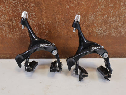 Bremse von Shimano, SHIMANO SORA BR R3000 BREMSE MIT 105 CARTRIDGE BREMSSCHUHEN vor USEDBIKES-OB.DE Hintergrund