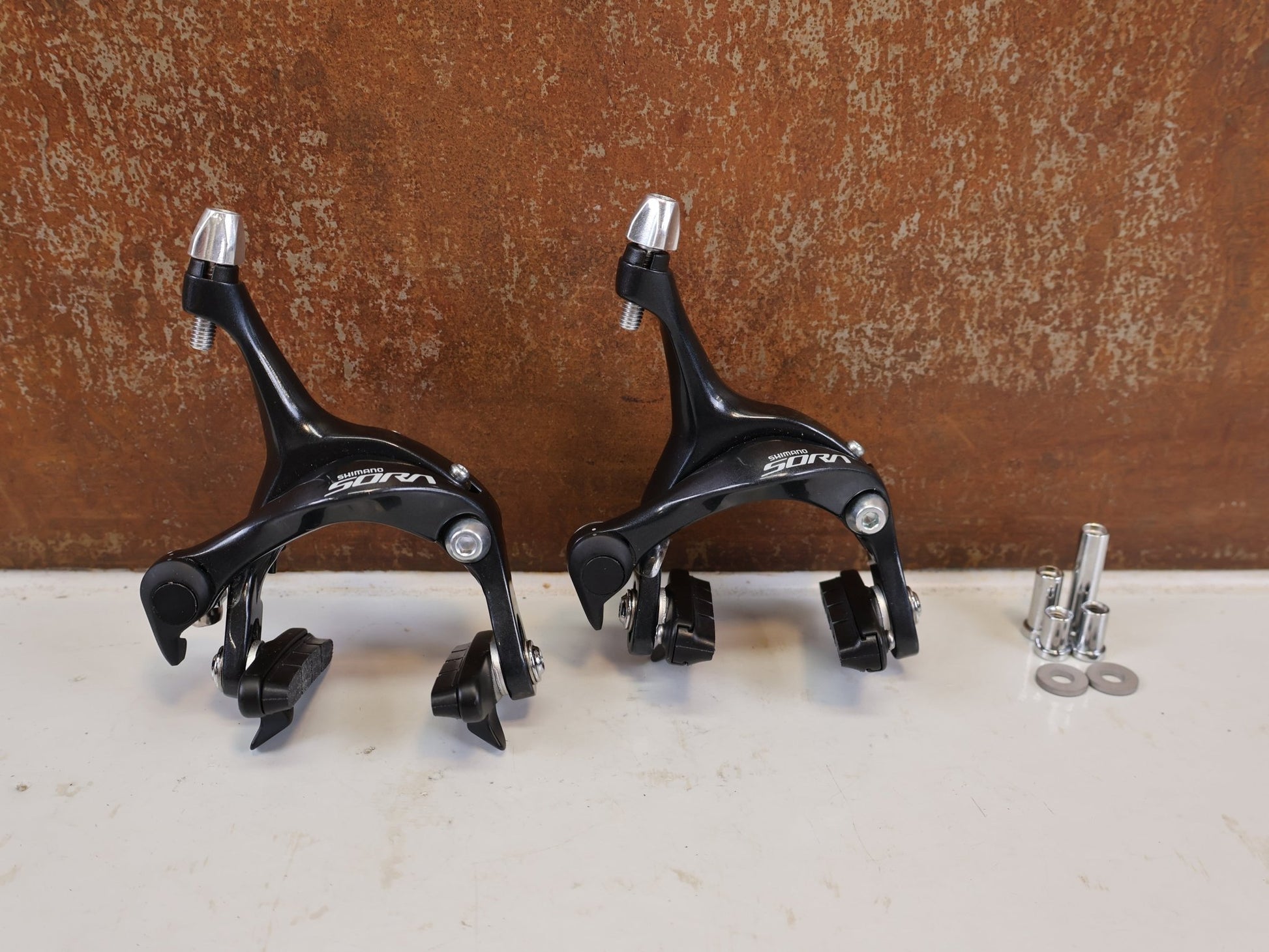 Bremse von Shimano, SHIMANO SORA BR R3000 BREMSE MIT 105 CARTRIDGE BREMSSCHUHEN vor USEDBIKES-OB.DE Hintergrund