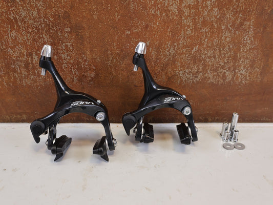 Bremse von Shimano, SHIMANO SORA BR R3000 BREMSE MIT 105 CARTRIDGE BREMSSCHUHEN vor USEDBIKES-OB.DE Hintergrund
