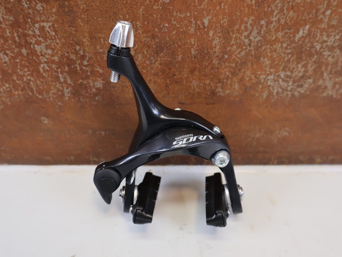 Bremse von Shimano, SHIMANO SORA BR R3000 BREMSE MIT 105 CARTRIDGE BREMSSCHUHEN vor USEDBIKES-OB.DE Hintergrund