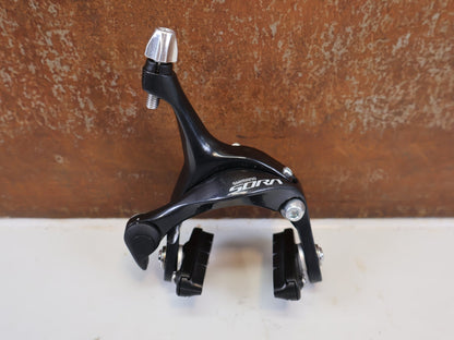 Bremse von Shimano, SHIMANO SORA BR R3000 BREMSE MIT 105 CARTRIDGE BREMSSCHUHEN vor USEDBIKES-OB.DE Hintergrund