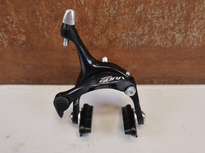 Bremse von Shimano, SHIMANO SORA BR R3000 BREMSE MIT 105 CARTRIDGE BREMSSCHUHEN vor USEDBIKES-OB.DE Hintergrund