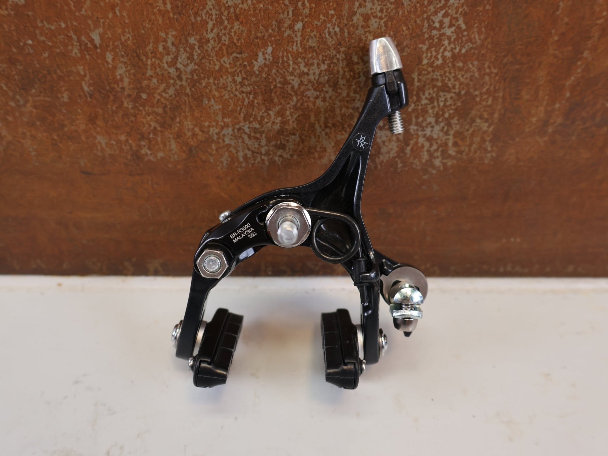 Bremse von Shimano, SHIMANO SORA BR R3000 BREMSE MIT 105 CARTRIDGE BREMSSCHUHEN vor USEDBIKES-OB.DE Hintergrund