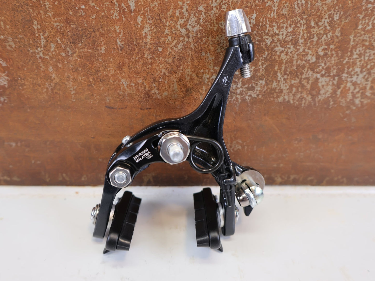 Bremse von Shimano, SHIMANO SORA BR R3000 BREMSE MIT 105 CARTRIDGE BREMSSCHUHEN vor USEDBIKES-OB.DE Hintergrund