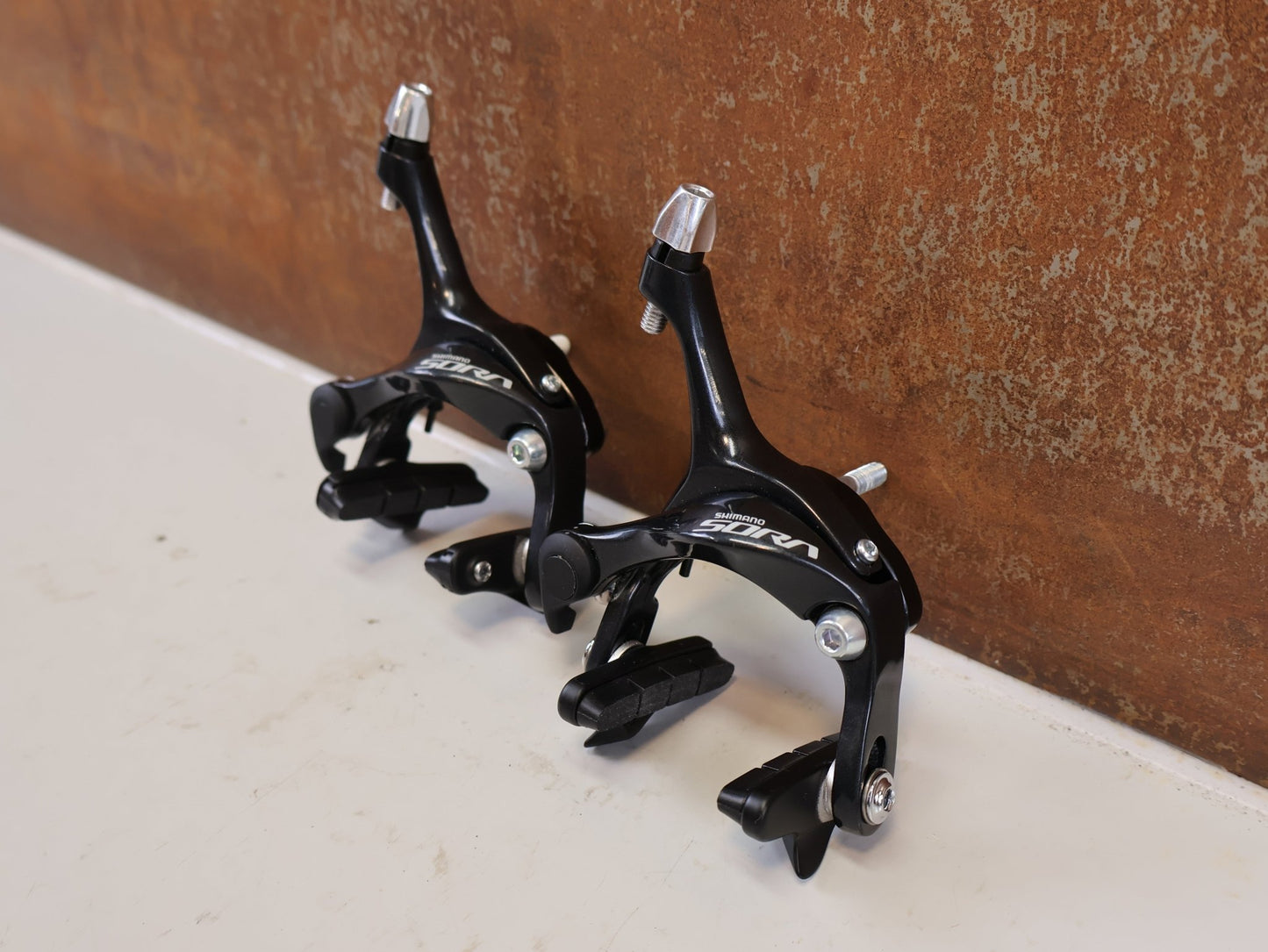 Bremse von Shimano, SHIMANO SORA BR R3000 BREMSE MIT 105 CARTRIDGE BREMSSCHUHEN vor USEDBIKES-OB.DE Hintergrund