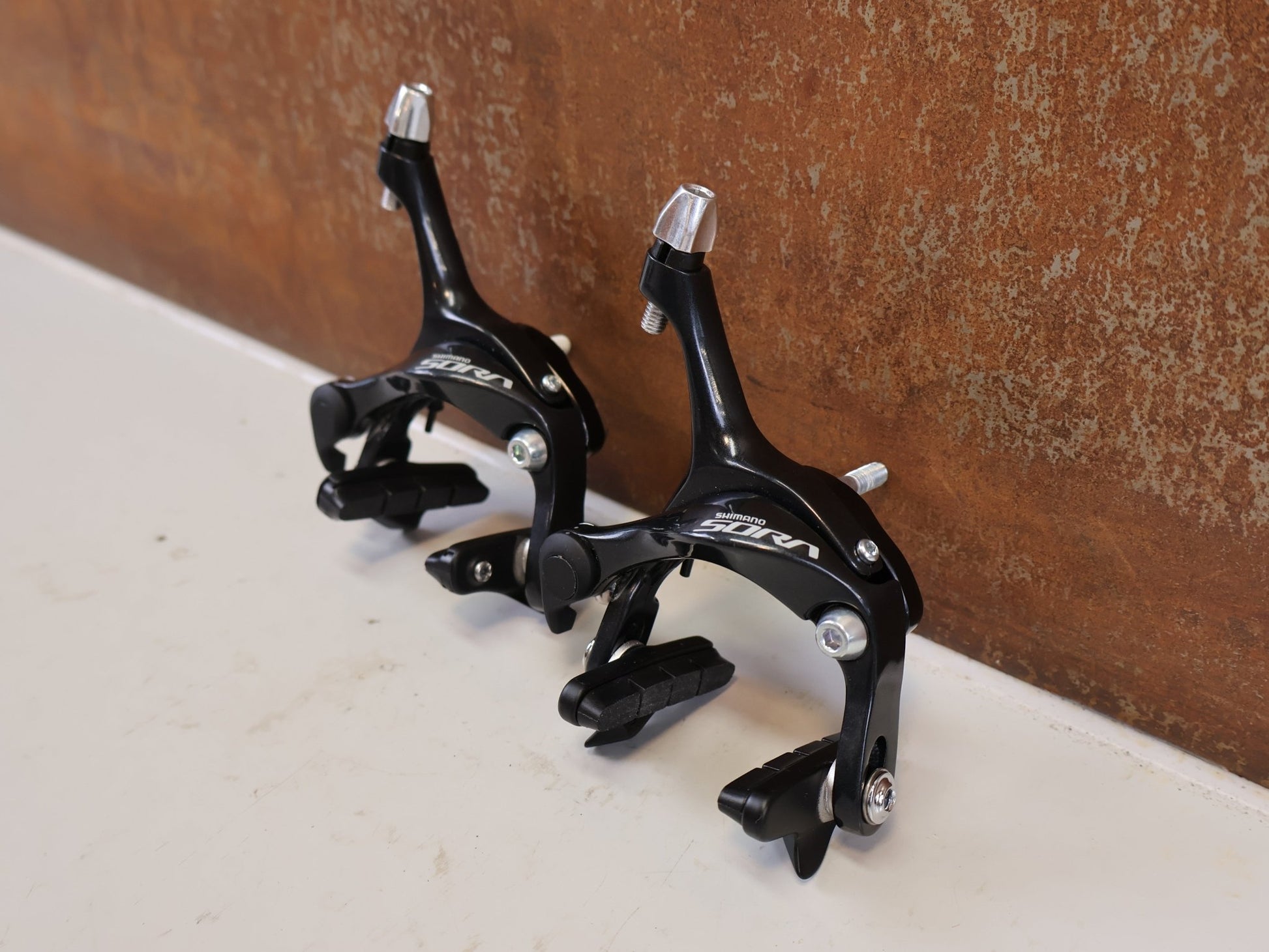 Bremse von Shimano, SHIMANO SORA BR R3000 BREMSE MIT 105 CARTRIDGE BREMSSCHUHEN vor USEDBIKES-OB.DE Hintergrund