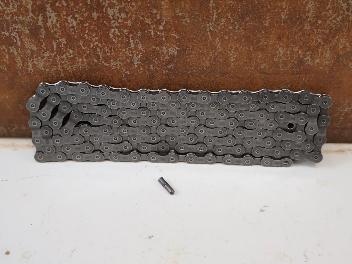 Kette von Shimano, SHIMANO STEPS CN-E6070-9 KETTE / 9-FACH 118 GLIEDER E-BIKE 1-FACH ANTRIEB vor USEDBIKES-OB.DE Hintergrund