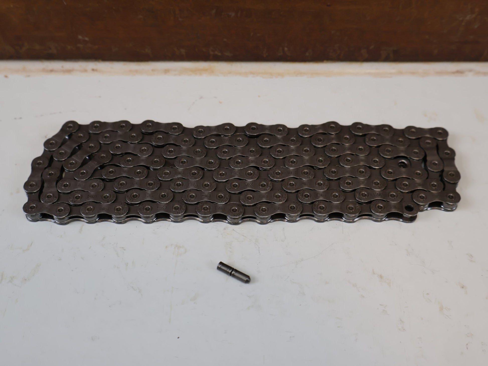 Kette von Shimano, SHIMANO STEPS CN-E6070-9 KETTE / 9-FACH 118 GLIEDER E-BIKE 1-FACH ANTRIEB vor USEDBIKES-OB.DE Hintergrund