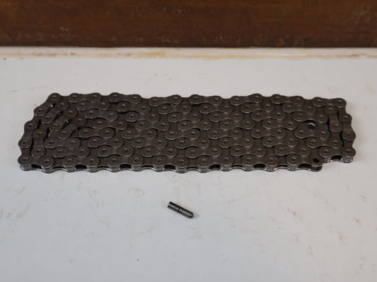 Kette von Shimano, SHIMANO STEPS CN-E6070-9 KETTE / 9-FACH 118 GLIEDER E-BIKE 1-FACH ANTRIEB vor USEDBIKES-OB.DE Hintergrund