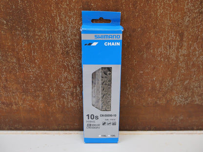 Kette von Shimano, SHIMANO STEPS CN-E6090-10 KETTE / 10-FACH 126 GLIEDER E-BIKE HG-X SIL-TEC vor USEDBIKES-OB.DE Hintergrund