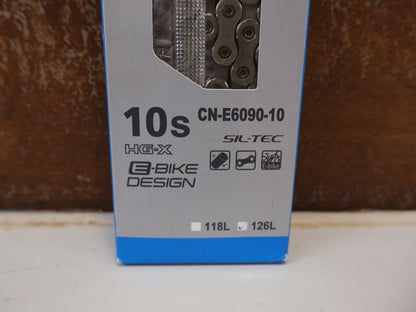 Kette von Shimano, SHIMANO STEPS CN-E6090-10 KETTE / 10-FACH 126 GLIEDER E-BIKE HG-X SIL-TEC vor USEDBIKES-OB.DE Hintergrund