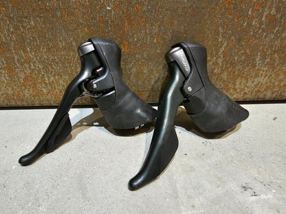 Schaltgruppen von Shimano, SHIMANO TIAGRA 4700 SCHALTGRUPPE / SCHEIBENBREMSE 2 x 10 FACH in variant_title vor USEDBIKES - OB.DE Hintergrund