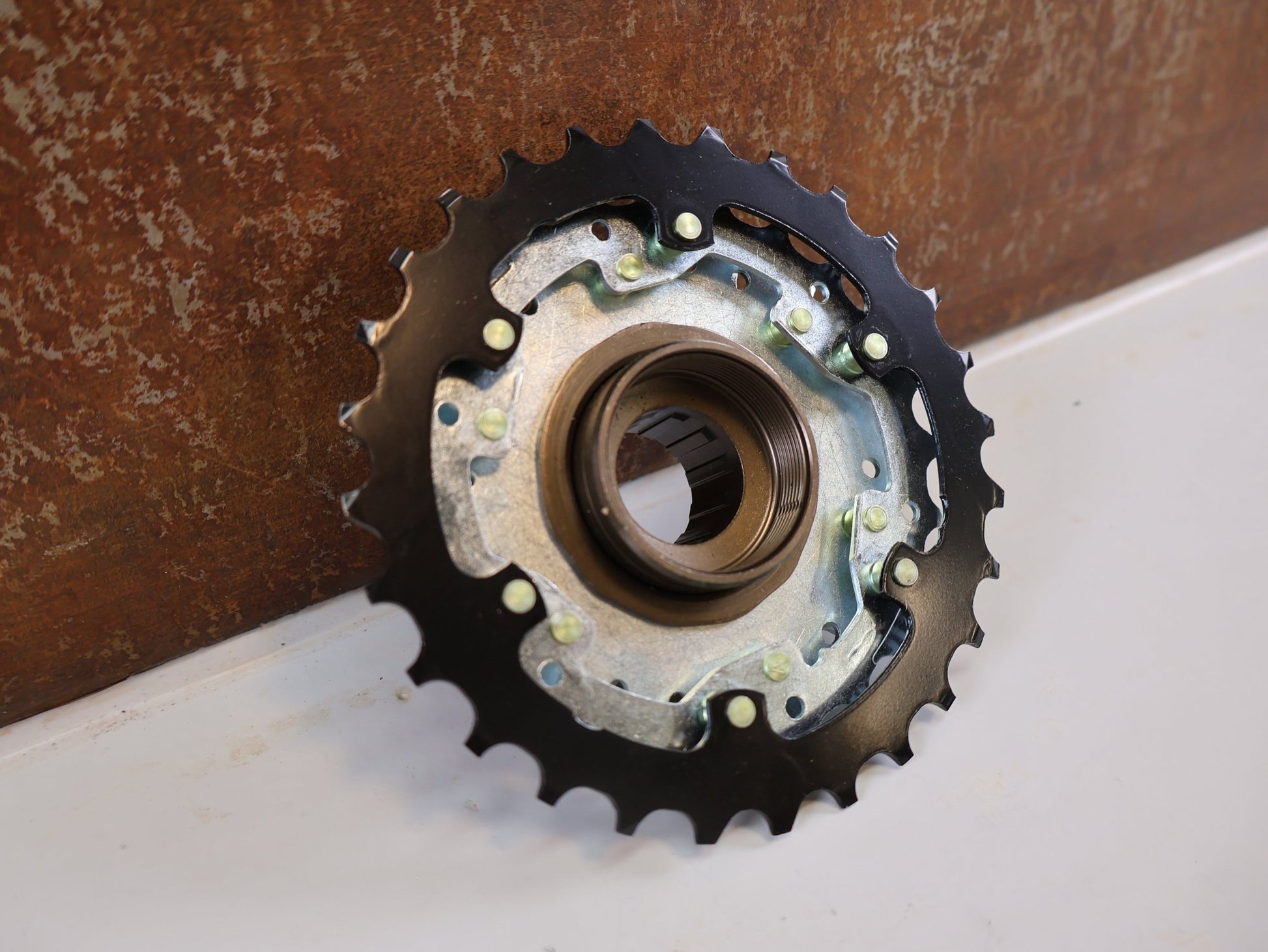 Kassette & Zahnkränze von Shimano, SHIMANO TOURNEY MF - TZ510 FREILAUFZAHNKRANZ / 7 - FACH / 14 - 28Z / SCHRAUBKRANZ / EMFTZ5107428 vor USEDBIKES - OB.DE Hintergrund
