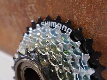 Kassette & Zahnkränze von Shimano, SHIMANO TOURNEY MF - TZ510 FREILAUFZAHNKRANZ / 7 - FACH / 14 - 28Z / SCHRAUBKRANZ / EMFTZ5107428 vor USEDBIKES - OB.DE Hintergrund