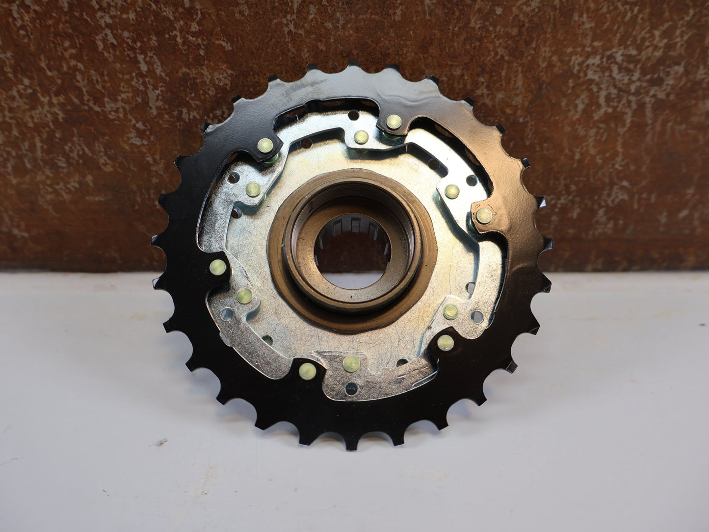 Kassette & Zahnkränze von Shimano, SHIMANO TOURNEY MF - TZ510 FREILAUFZAHNKRANZ / 7 - FACH / 14 - 28Z / SCHRAUBKRANZ / EMFTZ5107428 vor USEDBIKES - OB.DE Hintergrund