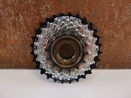 Kassette & Zahnkränze von Shimano, SHIMANO TOURNEY MF - TZ510 FREILAUFZAHNKRANZ / 7 - FACH / 14 - 28Z / SCHRAUBKRANZ / EMFTZ5107428 vor USEDBIKES - OB.DE Hintergrund
