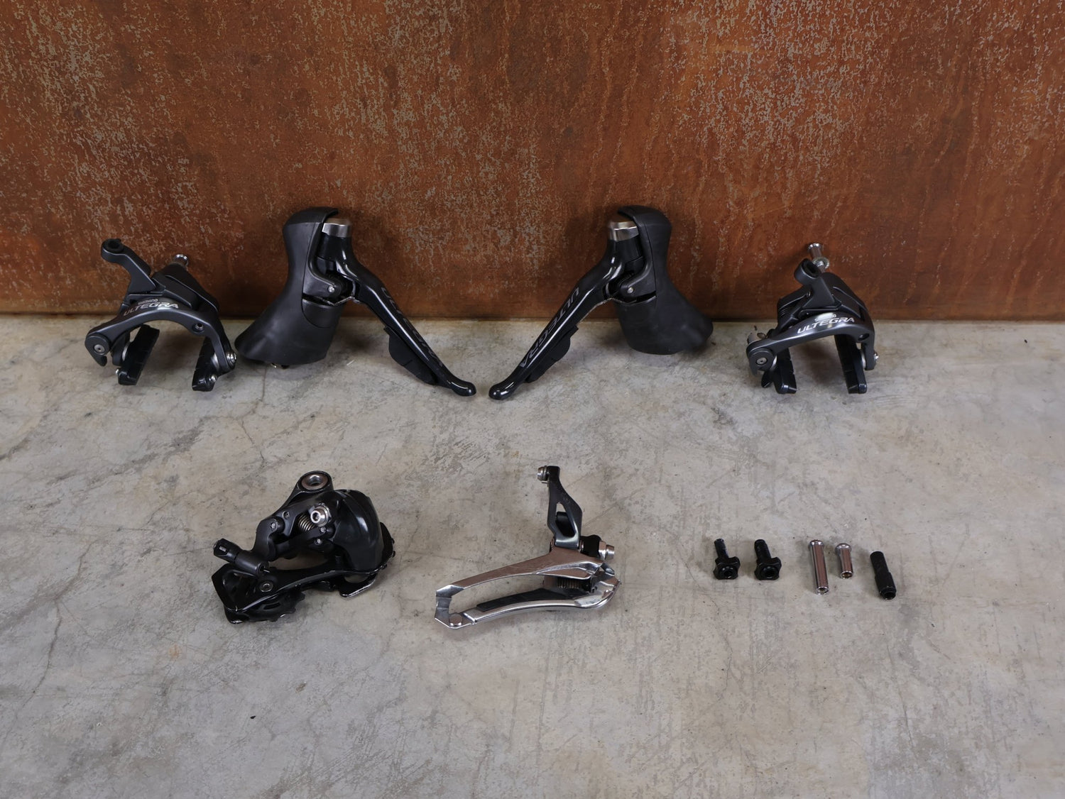 Schaltgruppen von Shimano, SHIMANO ULTEGRA 6800 SCHALTGRUPPE – 11 - FACH / FELGENBREMSE vor USEDBIKES - OB.DE Hintergrund