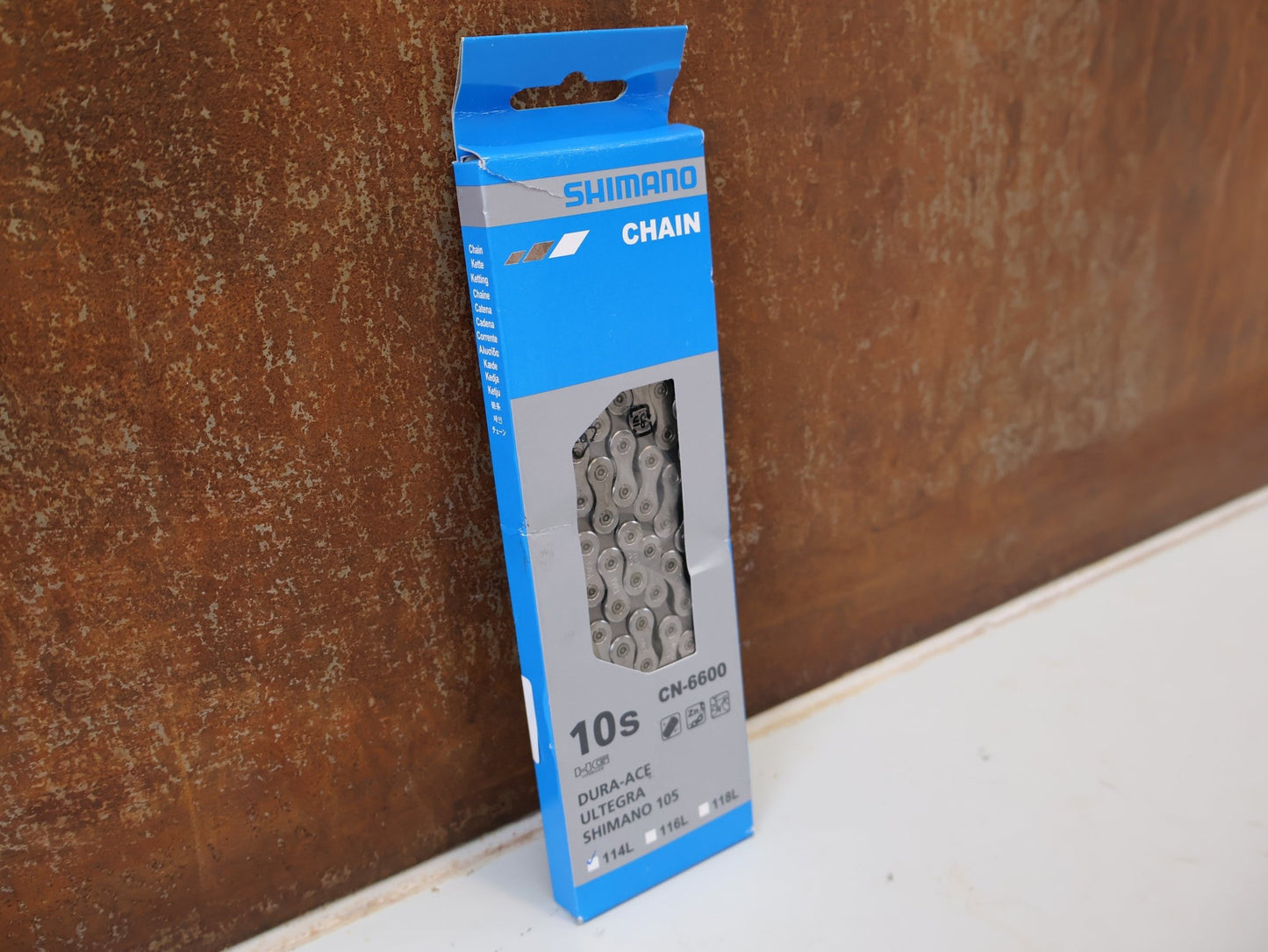 Kette von Shimano, SHIMANO ULTEGRA CN-6600 KETTE / 10-FACH / 114 GLIEDER / 3X10-FACH RENNRAD vor USEDBIKES-OB.DE Hintergrund