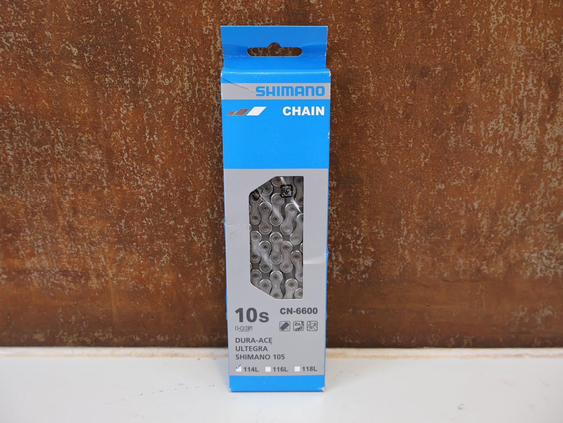 Kette von Shimano, SHIMANO ULTEGRA CN-6600 KETTE / 10-FACH / 114 GLIEDER / 3X10-FACH RENNRAD vor USEDBIKES-OB.DE Hintergrund