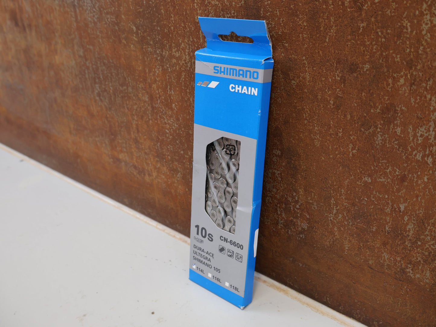 Kette von Shimano, SHIMANO ULTEGRA CN-6600 KETTE / 10-FACH / 114 GLIEDER / 3X10-FACH RENNRAD vor USEDBIKES-OB.DE Hintergrund