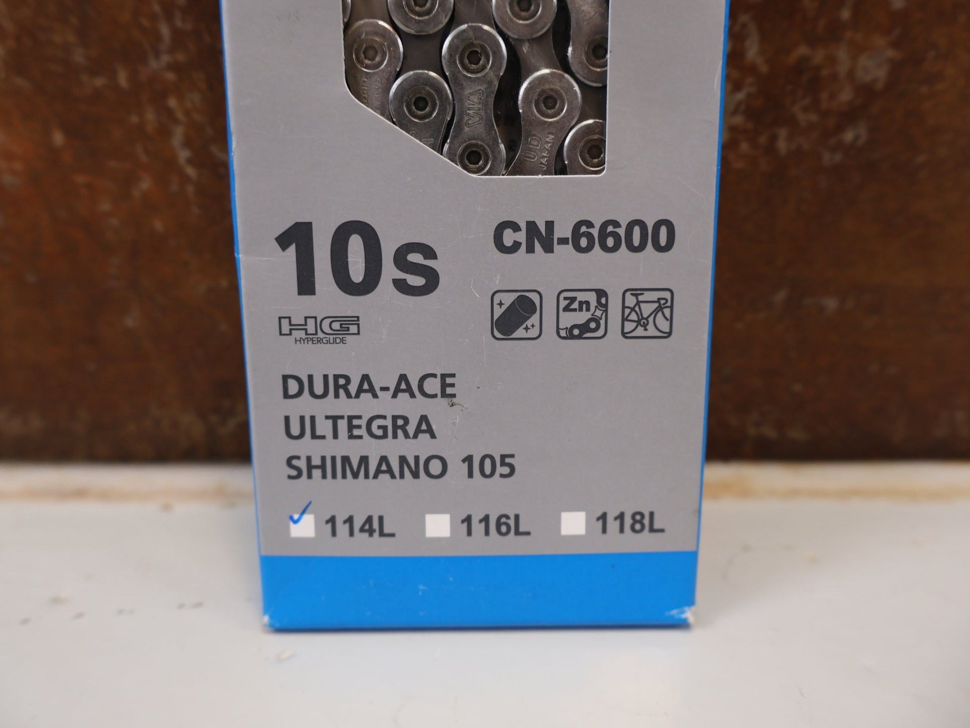 Kette von Shimano, SHIMANO ULTEGRA CN-6600 KETTE / 10-FACH / 114 GLIEDER / 3X10-FACH RENNRAD vor USEDBIKES-OB.DE Hintergrund