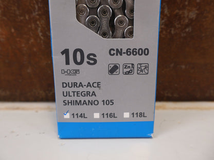 Kette von Shimano, SHIMANO ULTEGRA CN-6600 KETTE / 10-FACH / 114 GLIEDER / 3X10-FACH RENNRAD vor USEDBIKES-OB.DE Hintergrund