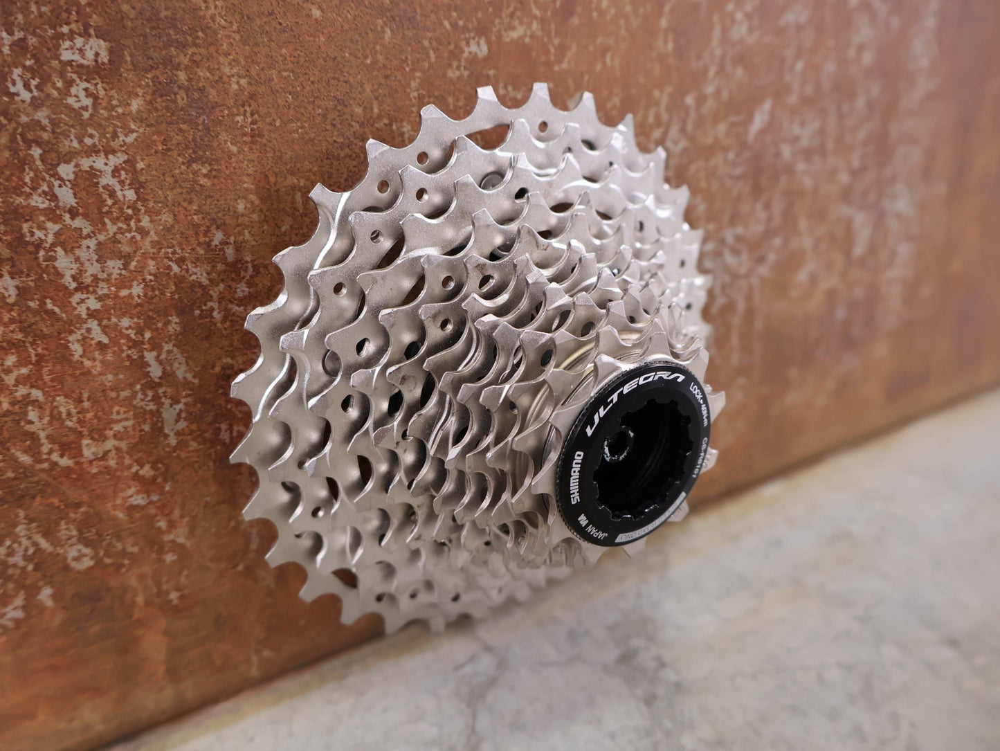 Kassette & Zahnkränze von Shimano, SHIMANO ULTEGRA CS - R8100 / 12 - FACH RENNRAD KASSETTE / 11 - 30 Z vor USEDBIKES - OB.DE Hintergrund