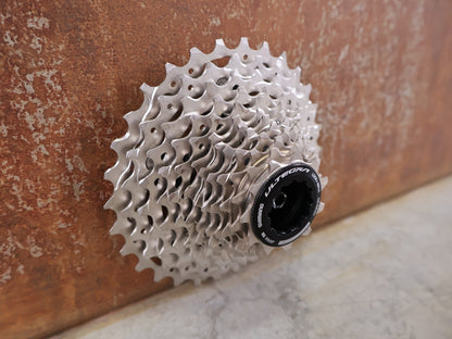 Kassette & Zahnkränze von Shimano, SHIMANO ULTEGRA CS - R8100 / 12 - FACH RENNRAD KASSETTE / 11 - 30 Z vor USEDBIKES - OB.DE Hintergrund