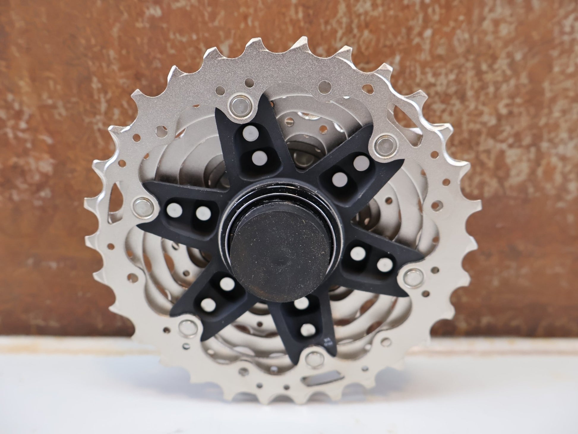 Kassette & Zahnkränze von Shimano, SHIMANO ULTEGRA CS-R8100 KASSETTE / 12-FACH 11-30Z ROAD DI2 HYPERGLIDE+ vor USEDBIKES-OB.DE Hintergrund