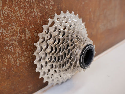Kassette & Zahnkränze von Shimano, SHIMANO ULTEGRA CS-R8100 KASSETTE / 12-FACH 11-30Z ROAD DI2 HYPERGLIDE+ vor USEDBIKES-OB.DE Hintergrund