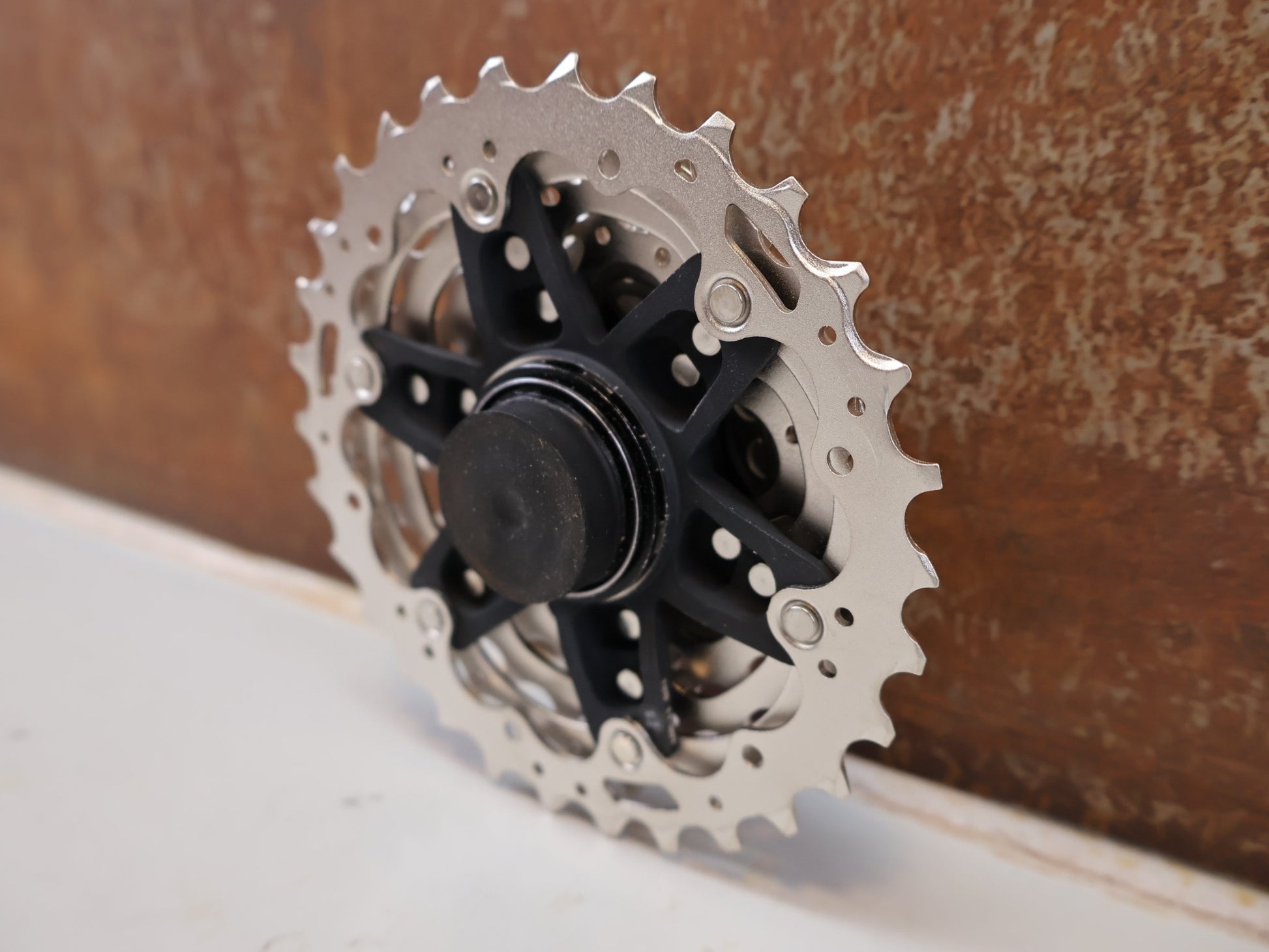 Kassette & Zahnkränze von Shimano, SHIMANO ULTEGRA CS-R8100 KASSETTE / 12-FACH 11-30Z ROAD DI2 HYPERGLIDE+ vor USEDBIKES-OB.DE Hintergrund