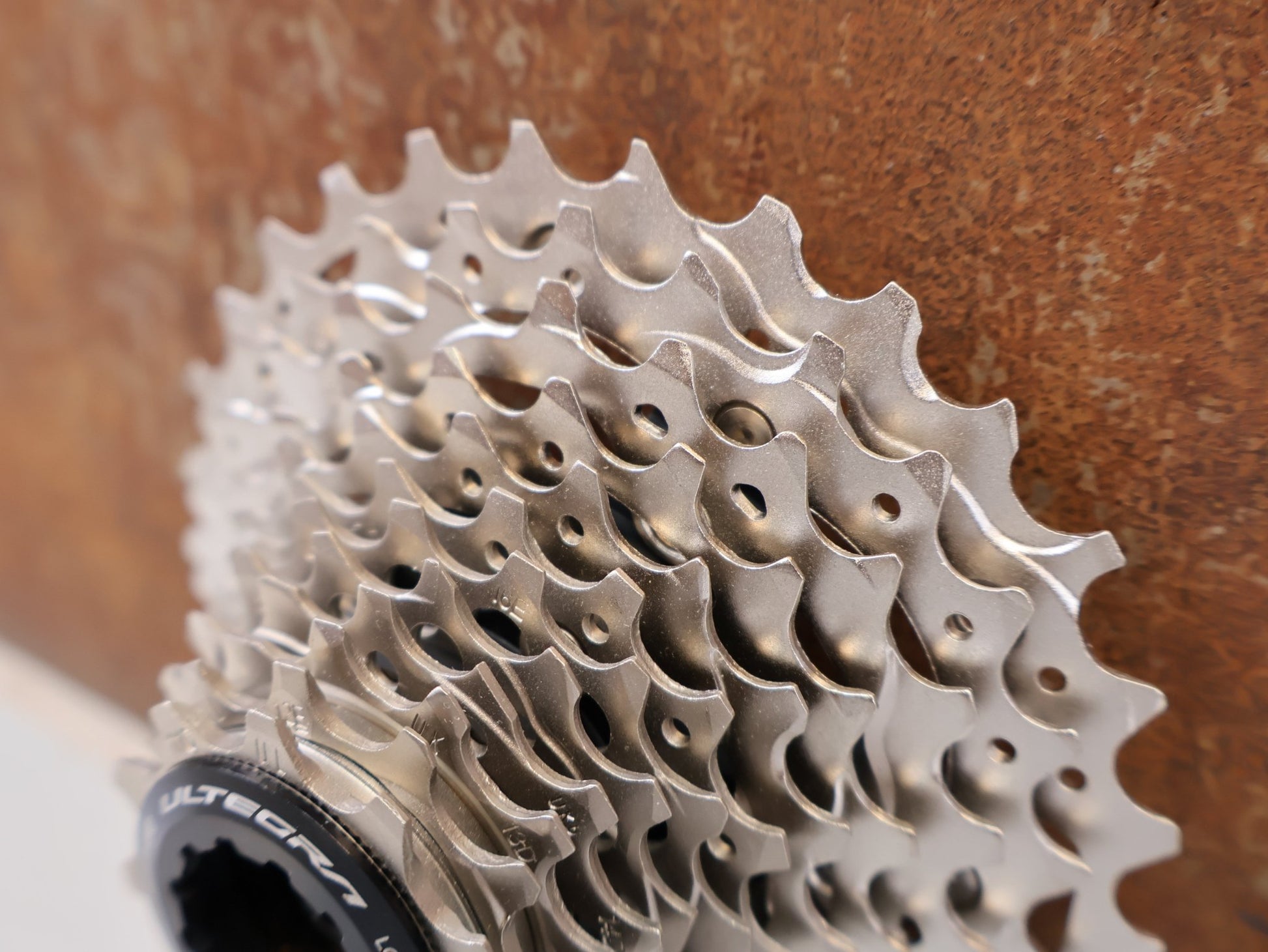 Kassette & Zahnkränze von Shimano, SHIMANO ULTEGRA CS-R8100 KASSETTE / 12-FACH 11-30Z ROAD DI2 HYPERGLIDE+ vor USEDBIKES-OB.DE Hintergrund