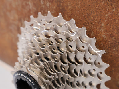 Kassette & Zahnkränze von Shimano, SHIMANO ULTEGRA CS-R8100 KASSETTE / 12-FACH 11-30Z ROAD DI2 HYPERGLIDE+ vor USEDBIKES-OB.DE Hintergrund