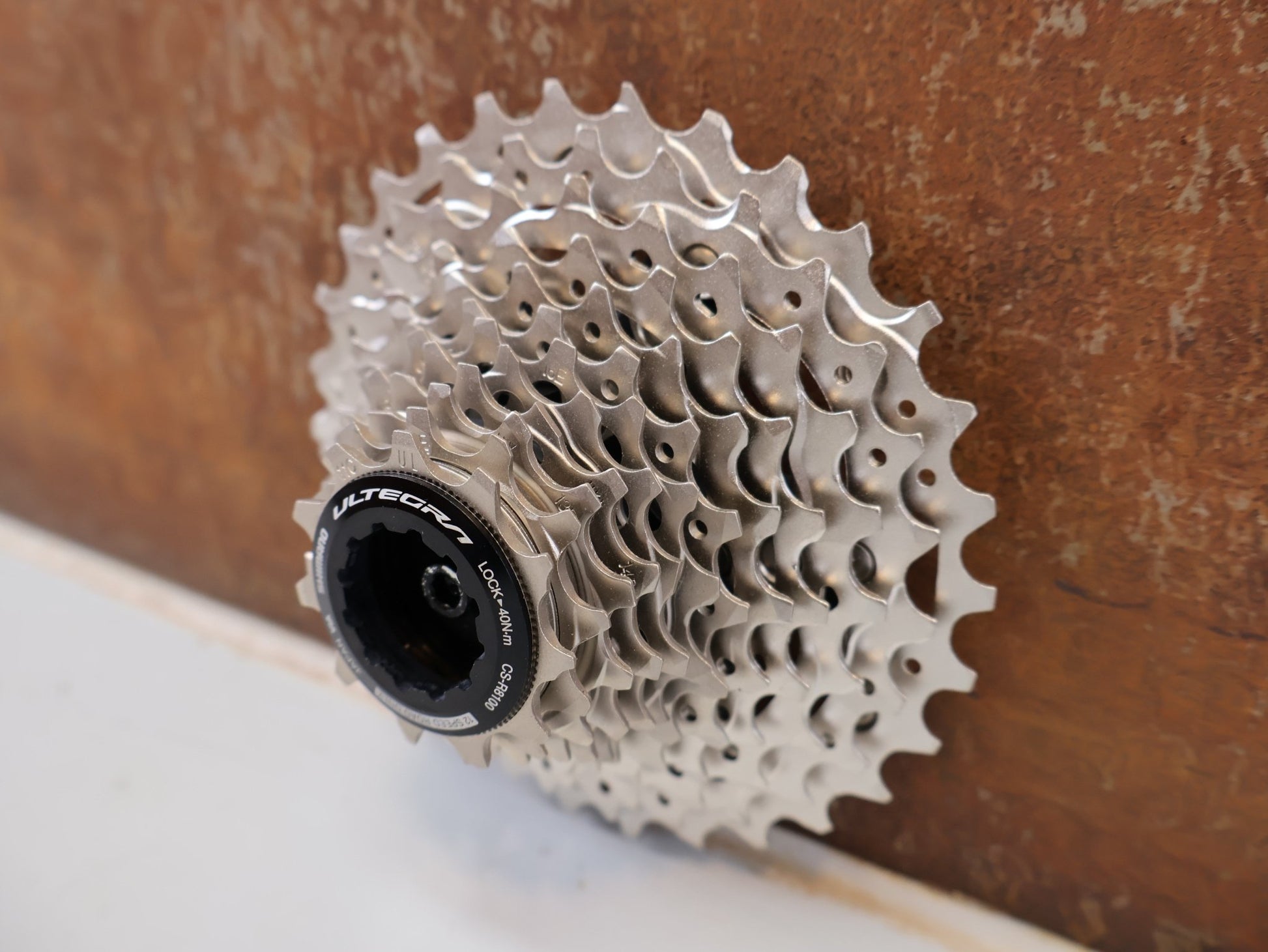 Kassette & Zahnkränze von Shimano, SHIMANO ULTEGRA CS-R8100 KASSETTE / 12-FACH 11-30Z ROAD DI2 HYPERGLIDE+ vor USEDBIKES-OB.DE Hintergrund