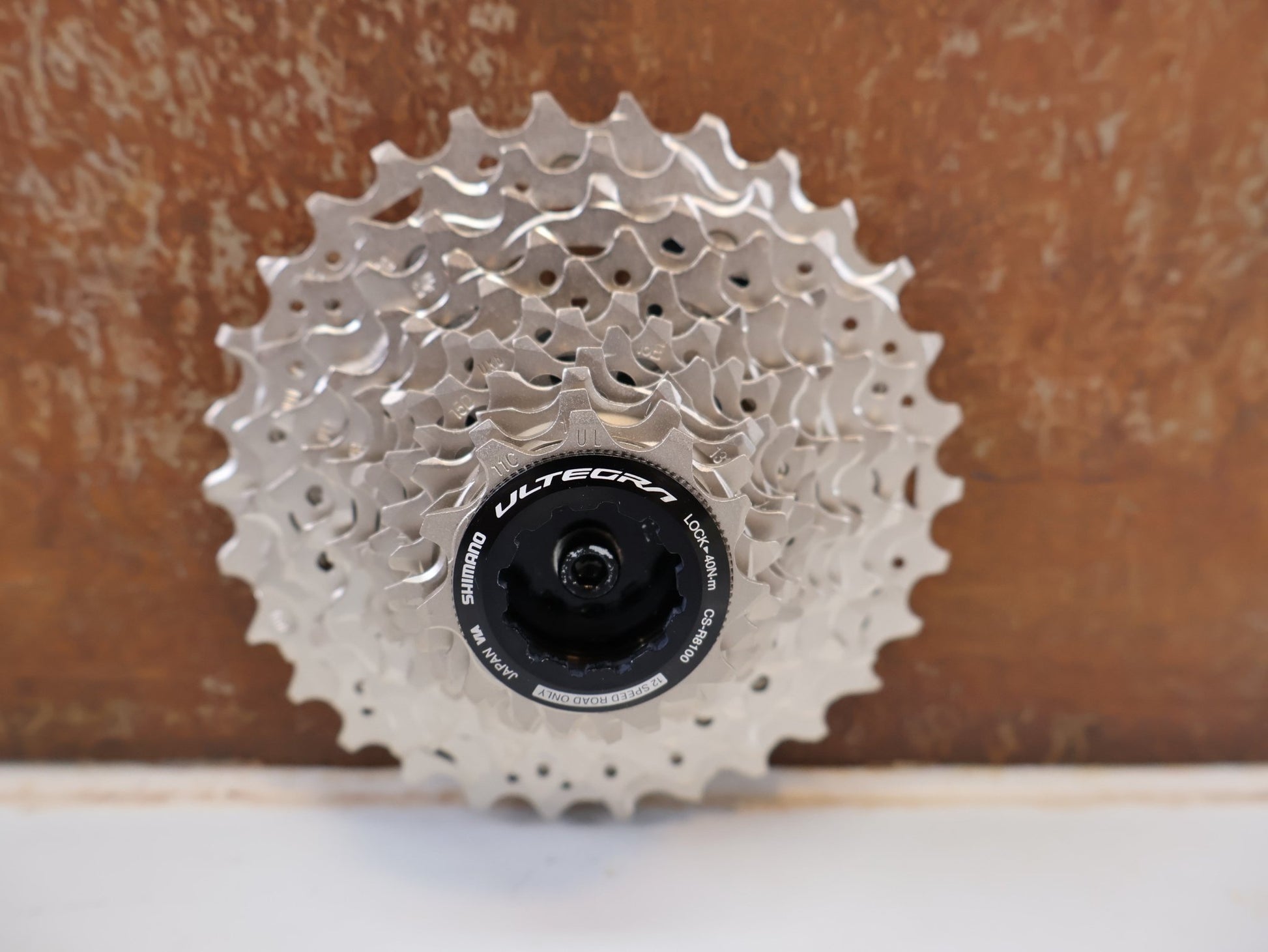 Kassette & Zahnkränze von Shimano, SHIMANO ULTEGRA CS-R8100 KASSETTE / 12-FACH 11-30Z ROAD DI2 HYPERGLIDE+ vor USEDBIKES-OB.DE Hintergrund