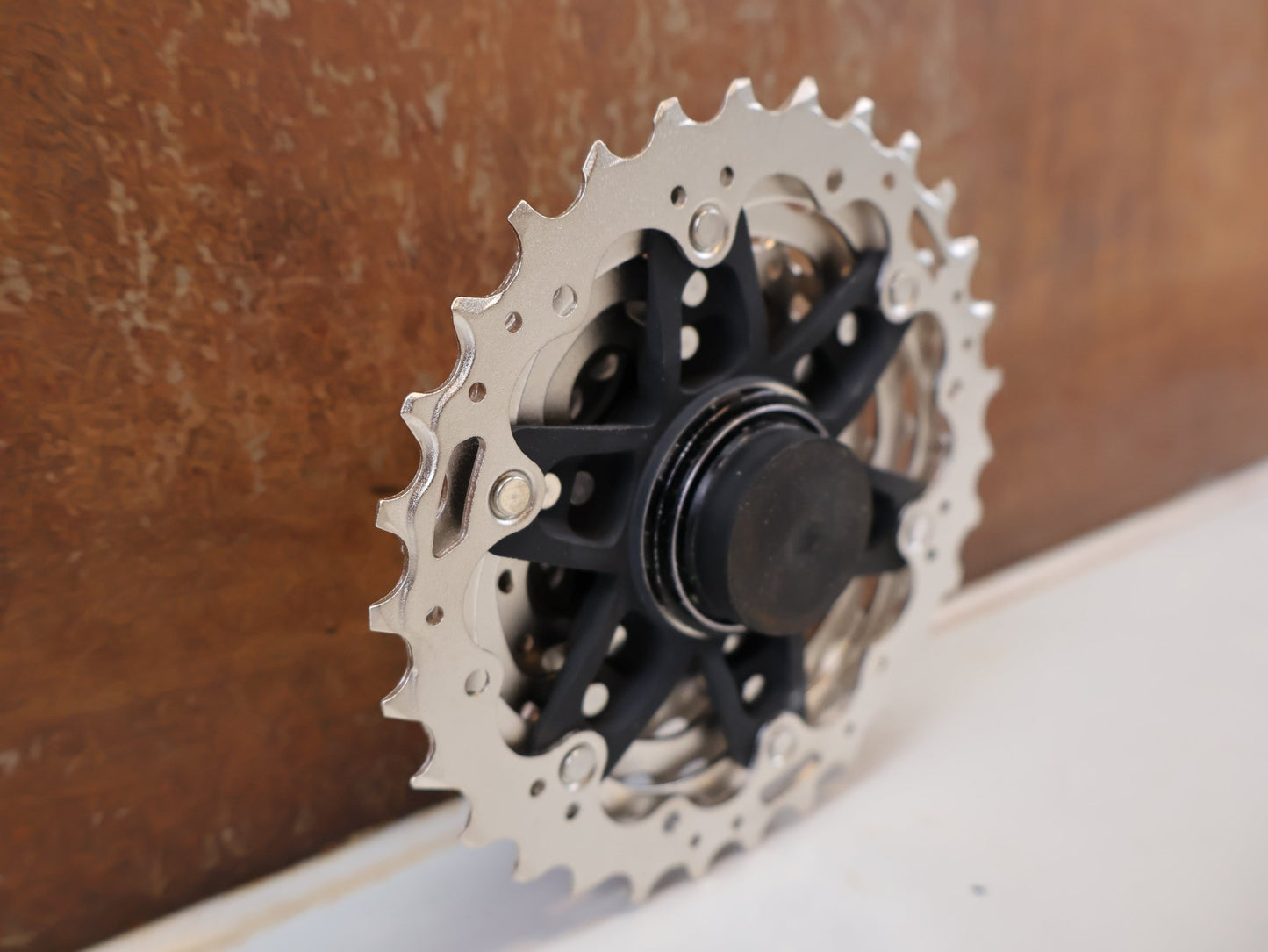 Kassette & Zahnkränze von Shimano, SHIMANO ULTEGRA CS-R8100 KASSETTE / 12-FACH 11-30Z ROAD DI2 HYPERGLIDE+ vor USEDBIKES-OB.DE Hintergrund