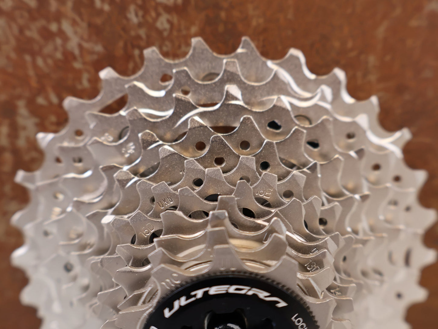 Kassette & Zahnkränze von Shimano, SHIMANO ULTEGRA CS-R8100 KASSETTE / 12-FACH 11-30Z ROAD DI2 HYPERGLIDE+ vor USEDBIKES-OB.DE Hintergrund