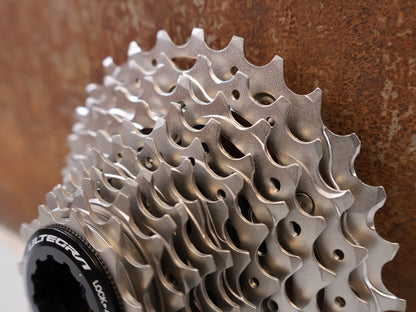 Kassette & Zahnkränze von Shimano, SHIMANO ULTEGRA CS-R8101 KASSETTE / 12-FACH 11-30Z ROAD DI2 HYPERGLIDE+ vor USEDBIKES-OB.DE Hintergrund