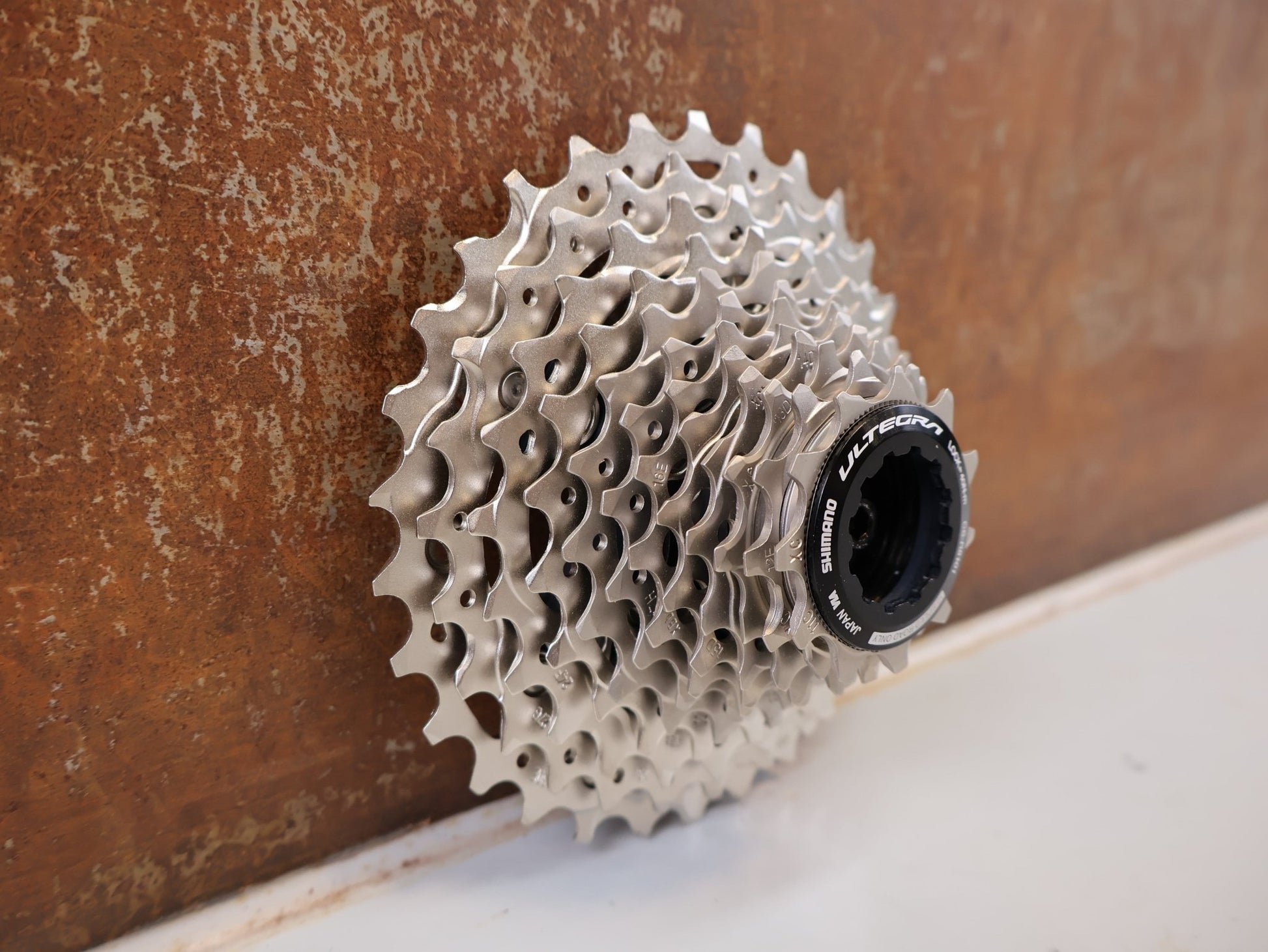 Kassette & Zahnkränze von Shimano, SHIMANO ULTEGRA CS-R8101 KASSETTE / 12-FACH 11-30Z ROAD DI2 HYPERGLIDE+ vor USEDBIKES-OB.DE Hintergrund
