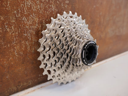 Kassette & Zahnkränze von Shimano, SHIMANO ULTEGRA CS-R8101 KASSETTE / 12-FACH 11-30Z ROAD DI2 HYPERGLIDE+ vor USEDBIKES-OB.DE Hintergrund