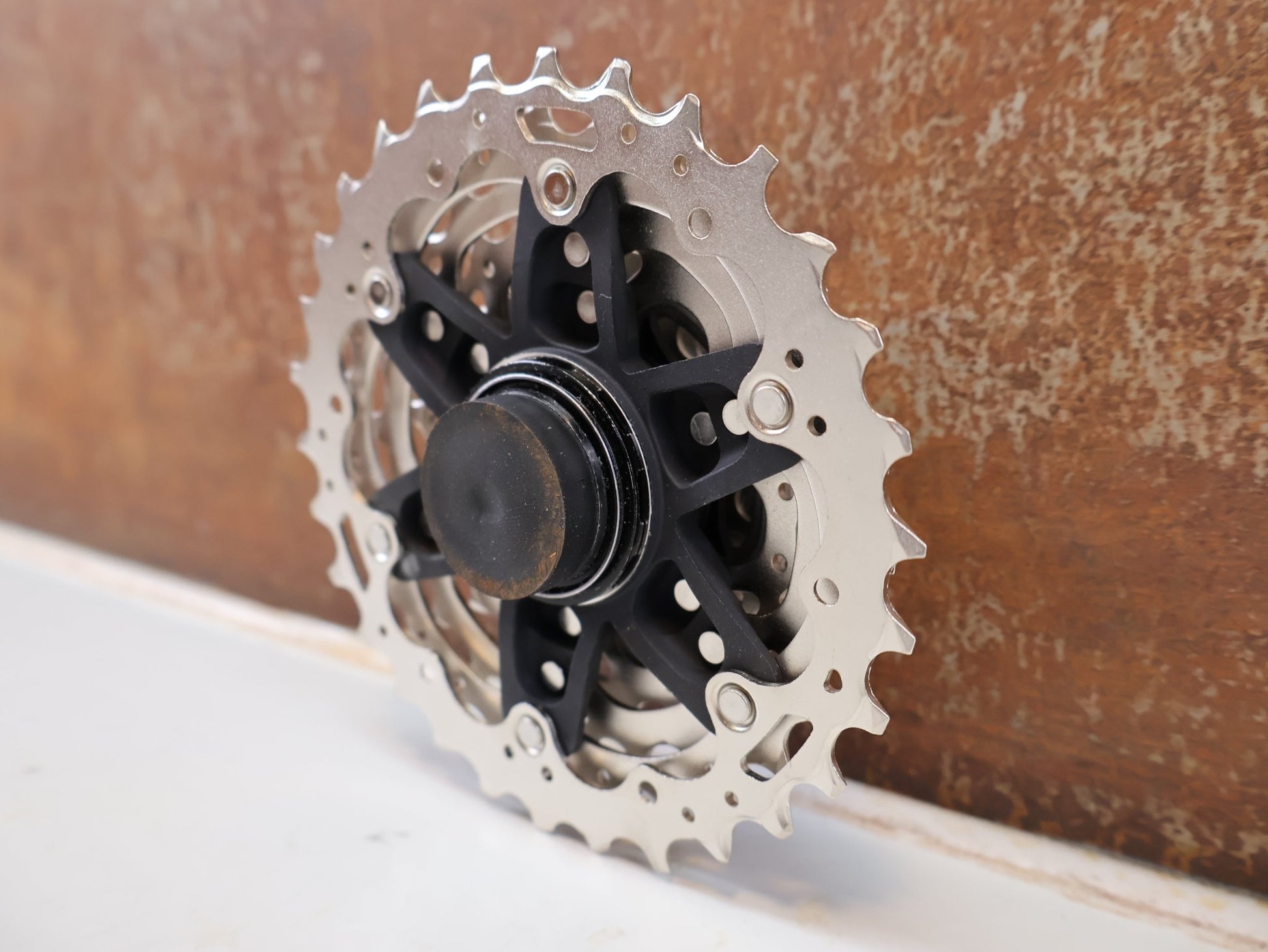 Kassette & Zahnkränze von Shimano, SHIMANO ULTEGRA CS-R8101 KASSETTE / 12-FACH 11-30Z ROAD DI2 HYPERGLIDE+ vor USEDBIKES-OB.DE Hintergrund