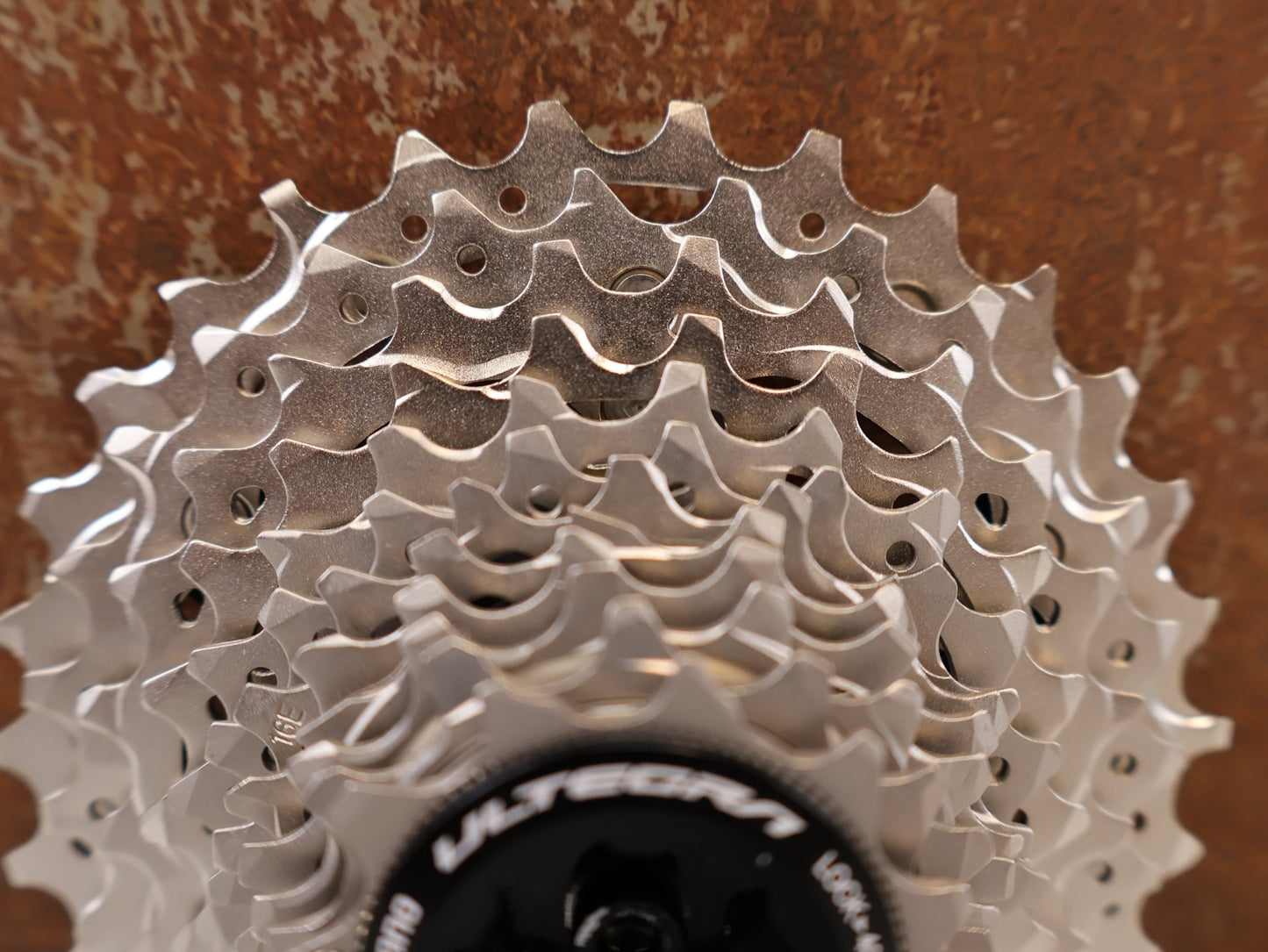 Kassette & Zahnkränze von Shimano, SHIMANO ULTEGRA CS-R8101 KASSETTE / 12-FACH 11-30Z ROAD DI2 HYPERGLIDE+ vor USEDBIKES-OB.DE Hintergrund
