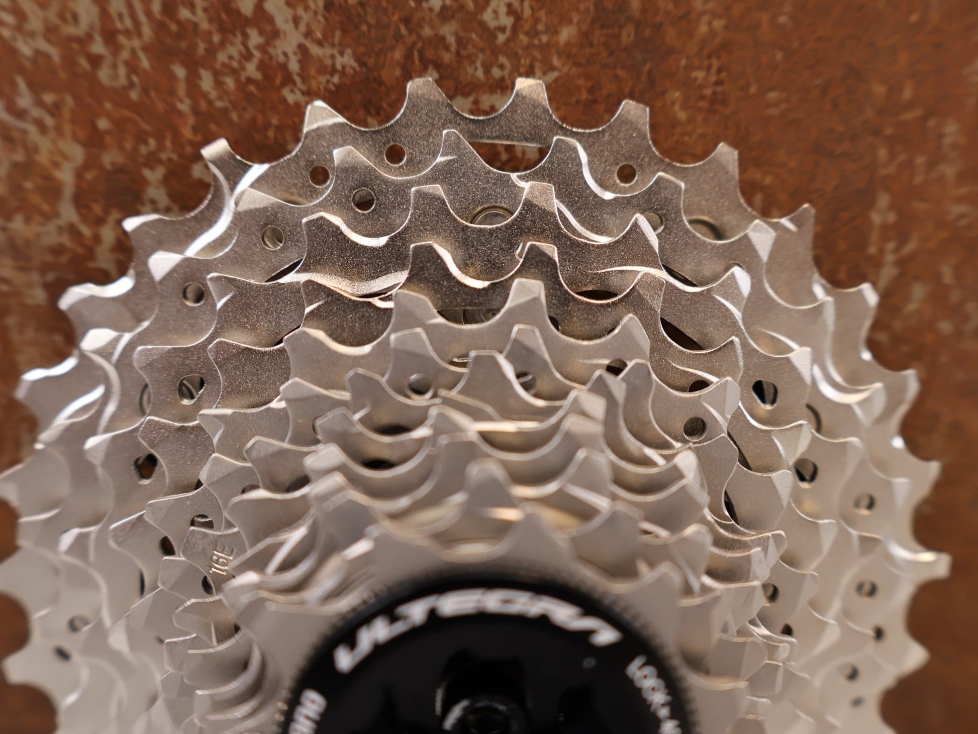 Kassette & Zahnkränze von Shimano, SHIMANO ULTEGRA CS-R8101 KASSETTE / 12-FACH 11-30Z ROAD DI2 HYPERGLIDE+ vor USEDBIKES-OB.DE Hintergrund
