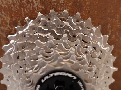Kassette & Zahnkränze von Shimano, SHIMANO ULTEGRA CS-R8101 KASSETTE / 12-FACH 11-30Z ROAD DI2 HYPERGLIDE+ vor USEDBIKES-OB.DE Hintergrund