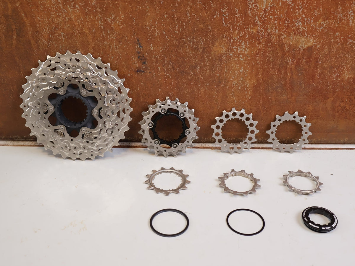 Kassette & Zahnkränze von Shimano, SHIMANO ULTEGRA CS R8101 KASSETTE 12 FACH 11 34Z RENNRAD HG 12 vor USEDBIKES-OB.DE Hintergrund