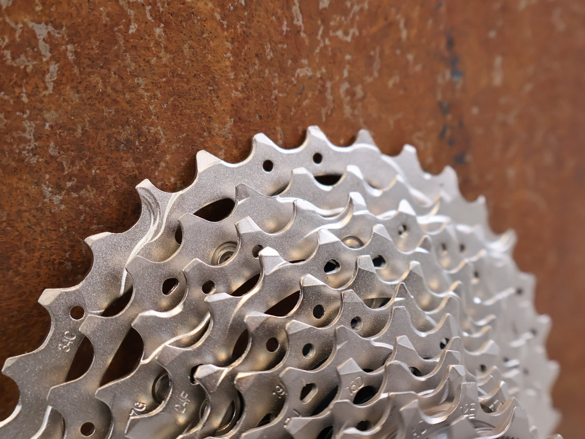 Kassette & Zahnkränze von Shimano, SHIMANO ULTEGRA CS R8101 KASSETTE 12 FACH 11 34Z RENNRAD HG 12 vor USEDBIKES-OB.DE Hintergrund